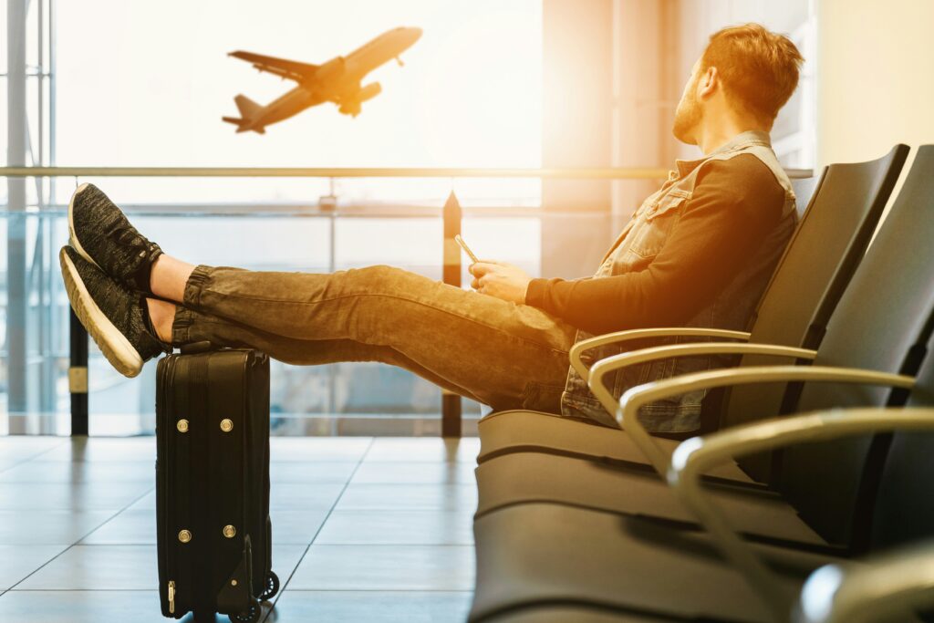 飛行機を待つ男性