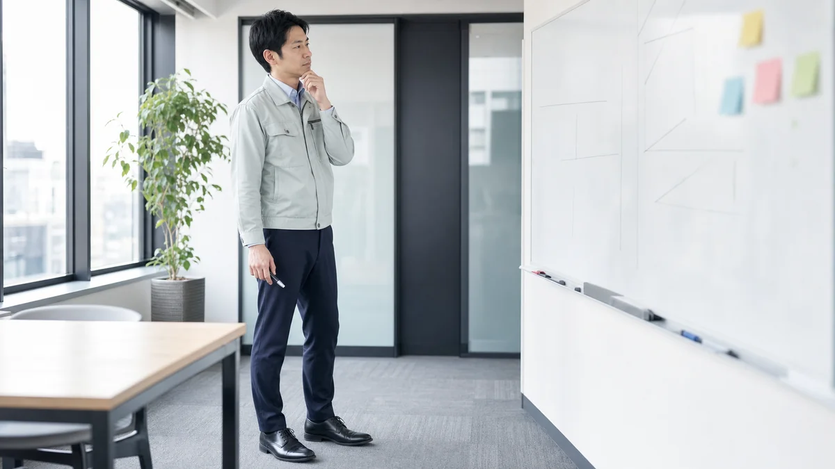 建築設備士を取るべきか、今後も設備設計を続けるキャリア計画と照らして判断する男性設備技術者