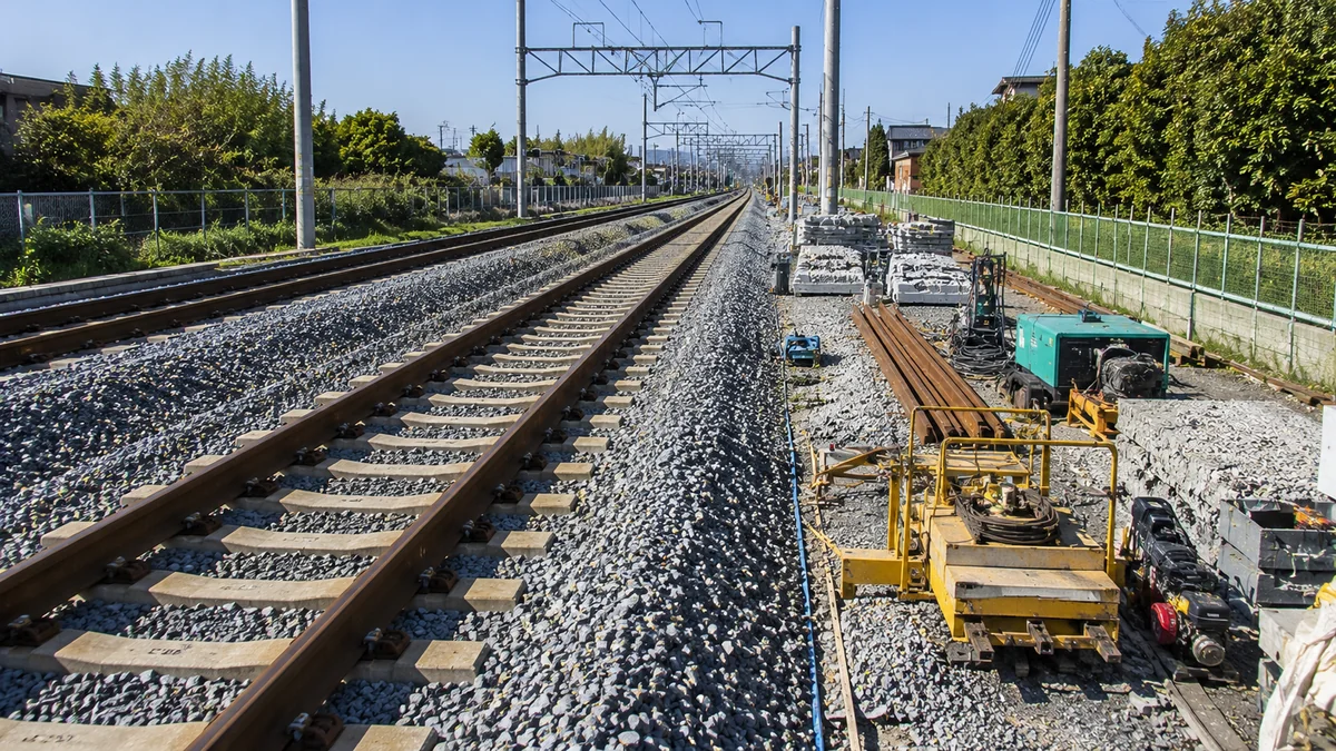 バラストとレールが続く鉄道の線路と軌道工事の現場